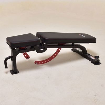 Equipamento de exercício de banco sentado com estrutura metálica e encosto ajustável vermelho
