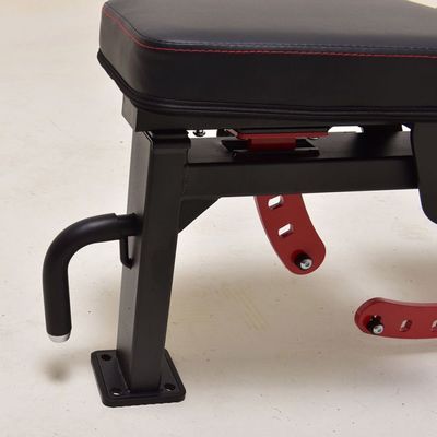 Equipamento de exercício de banco sentado com estrutura metálica e encosto ajustável vermelho
