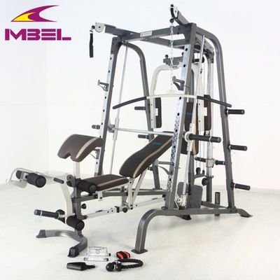 Melhore sua rotina de exercícios com a máquina Smith comercial cinza/preta e a prensa de banco