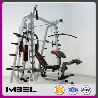 Melhore sua rotina de exercícios com a máquina Smith comercial cinza/preta e a prensa de banco