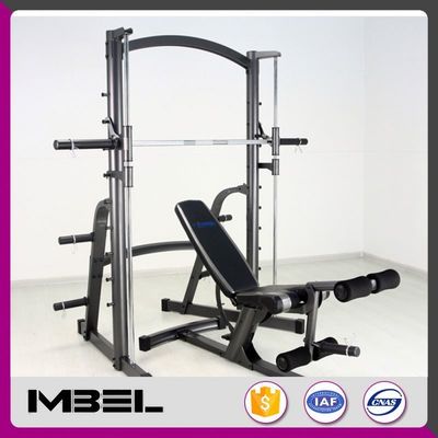 Melhore sua rotina de exercícios com a máquina Smith comercial cinza/preta e a prensa de banco