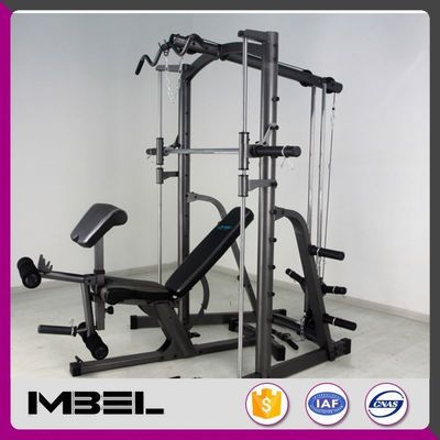 Melhore sua rotina de exercícios com a máquina Smith comercial cinza/preta e a prensa de banco