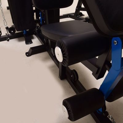 Máquina de exercícios de força multiuso personalizável para ginásio em casa em design cinza claro